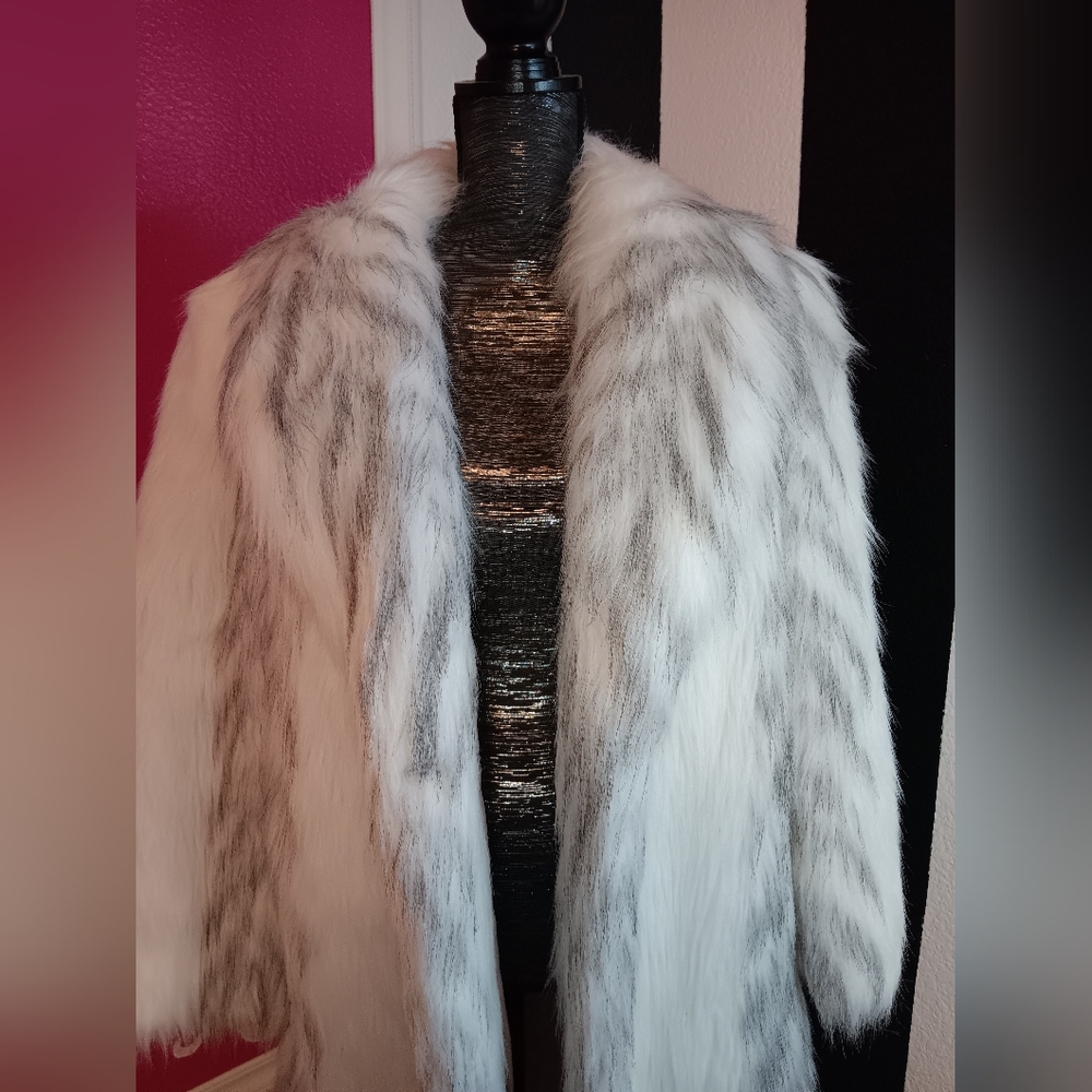 Avec TU Elegant White Faux Fur Coat